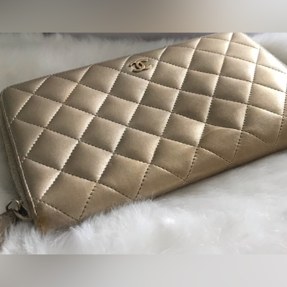 🌻4xHP!🌻 Auth. Chanel Gold Quilted Zip Wallet